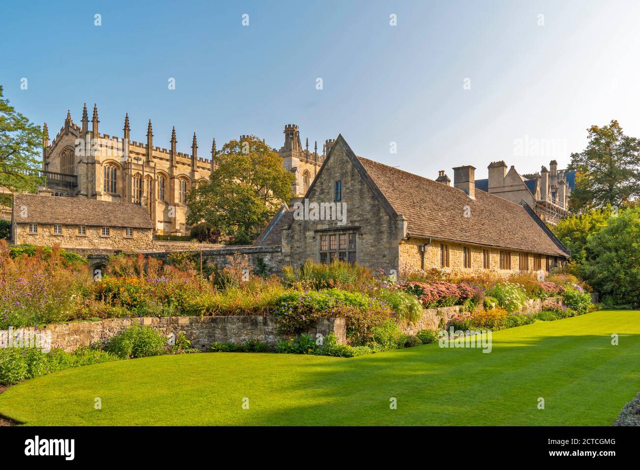 OXFORD CITY ENGLAND WAR MEMORIAL GARDEN AND FLOWERS IN FRONT OF CHRIST CHURCH COLLEGE Stock Photo