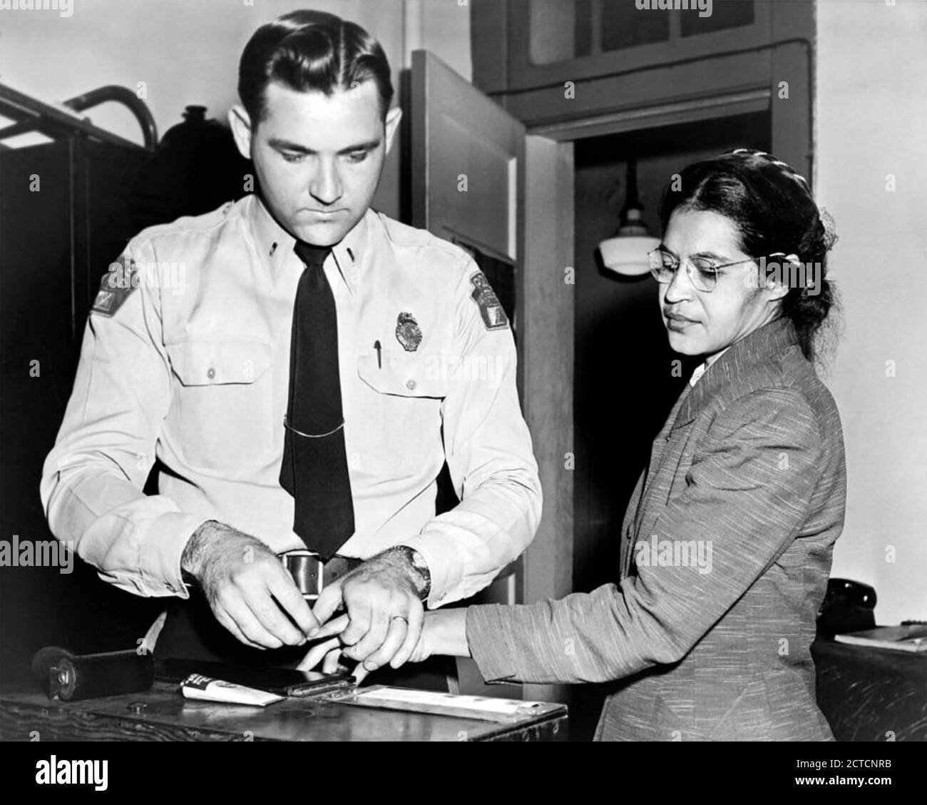 ROSA PARKS (1913-2005) American civil rights activist is fingerprinted by Lieutenant D.H. Lackey on 22 February 1956 after a Grand Jury indicted 113 African Americans for organising a bus boycott in Montgomery, Alabama. Photo: Alamaba Dept or Archives and History. Stock Photo