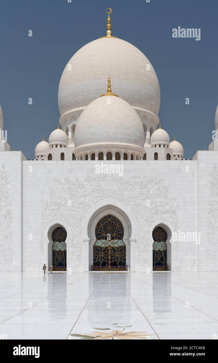 A day shot of the Sheikh Zayed Grand Mosque, Abu Dhabi inner courtyard marble floor with main central and sourounding domes and arches. Mosque completed 2007. Stock Photo