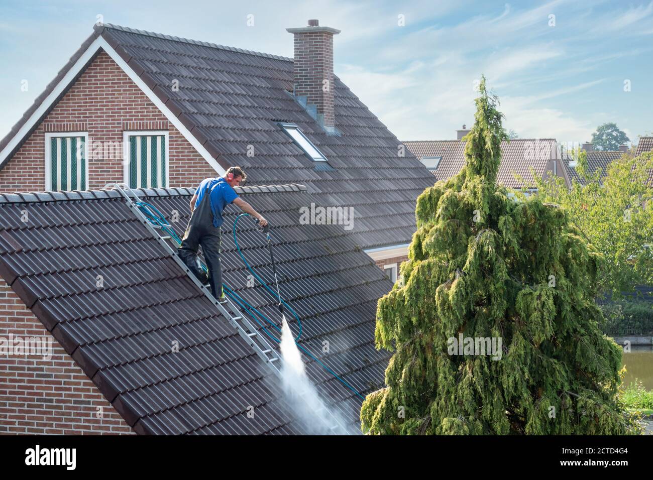 Pressure washing roof tiles hires stock photography and images Alamy