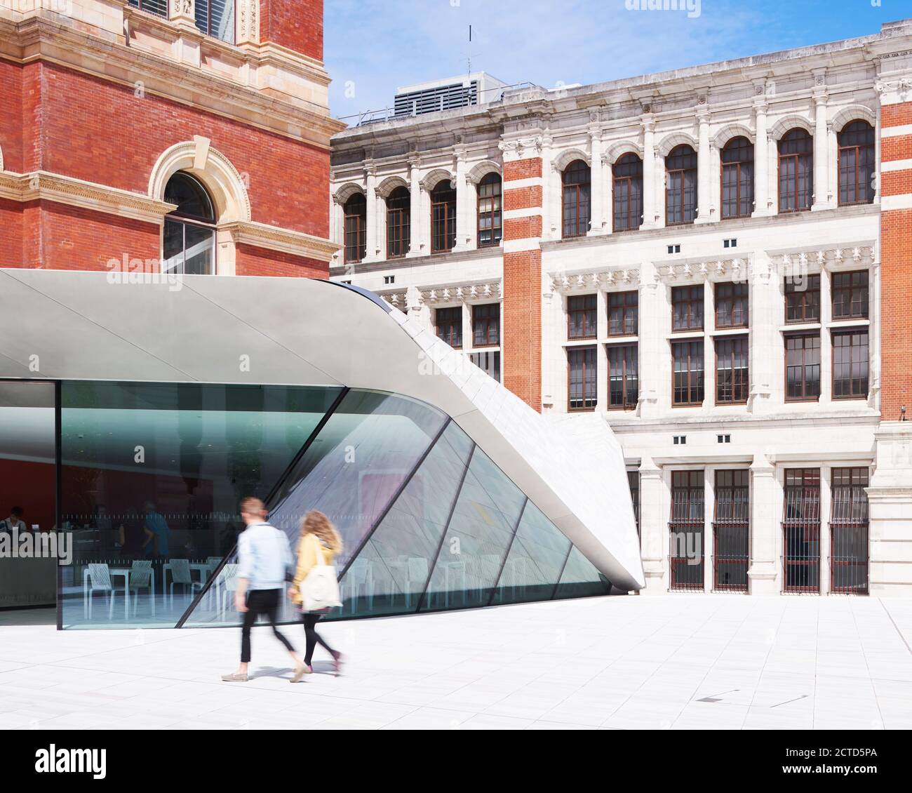 Courtyard and cafe, Exhibition Road Quarter at the Victoria and Albert Museum, London UK. Completed in 2017. Gallery for temporary exhibitions, public courtyard and new museum entrance. Designed by Amanda Levete Architects. Stock Photo