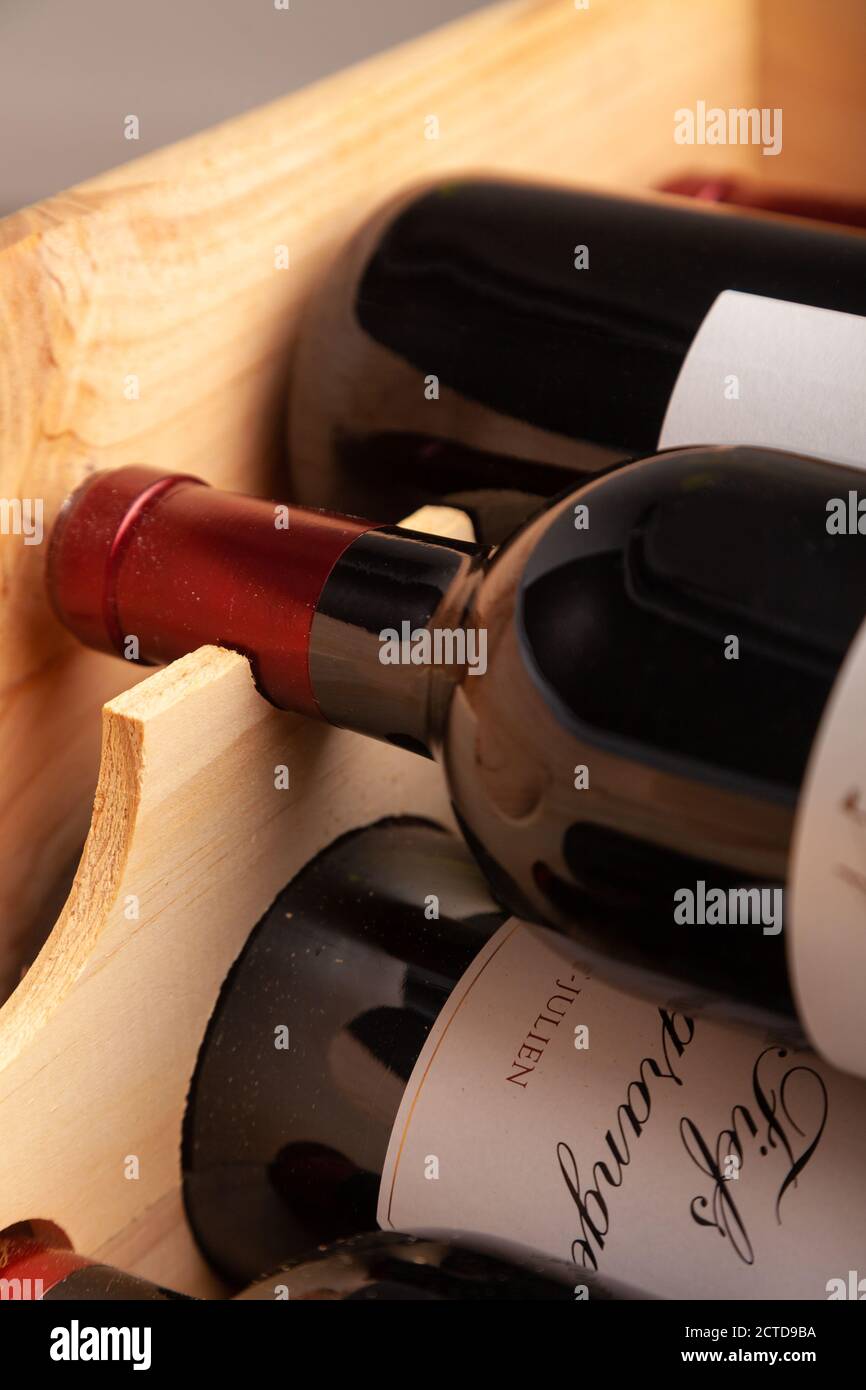 Bottles of wine in a row hi-res stock photography and images - Alamy
