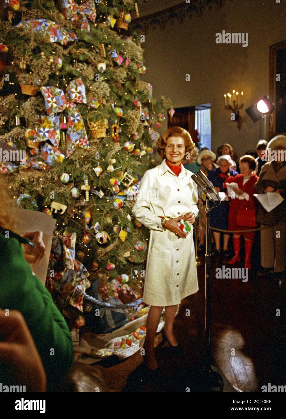 Mrs. Ford conducts a press preview of the decorations on the Blue Room