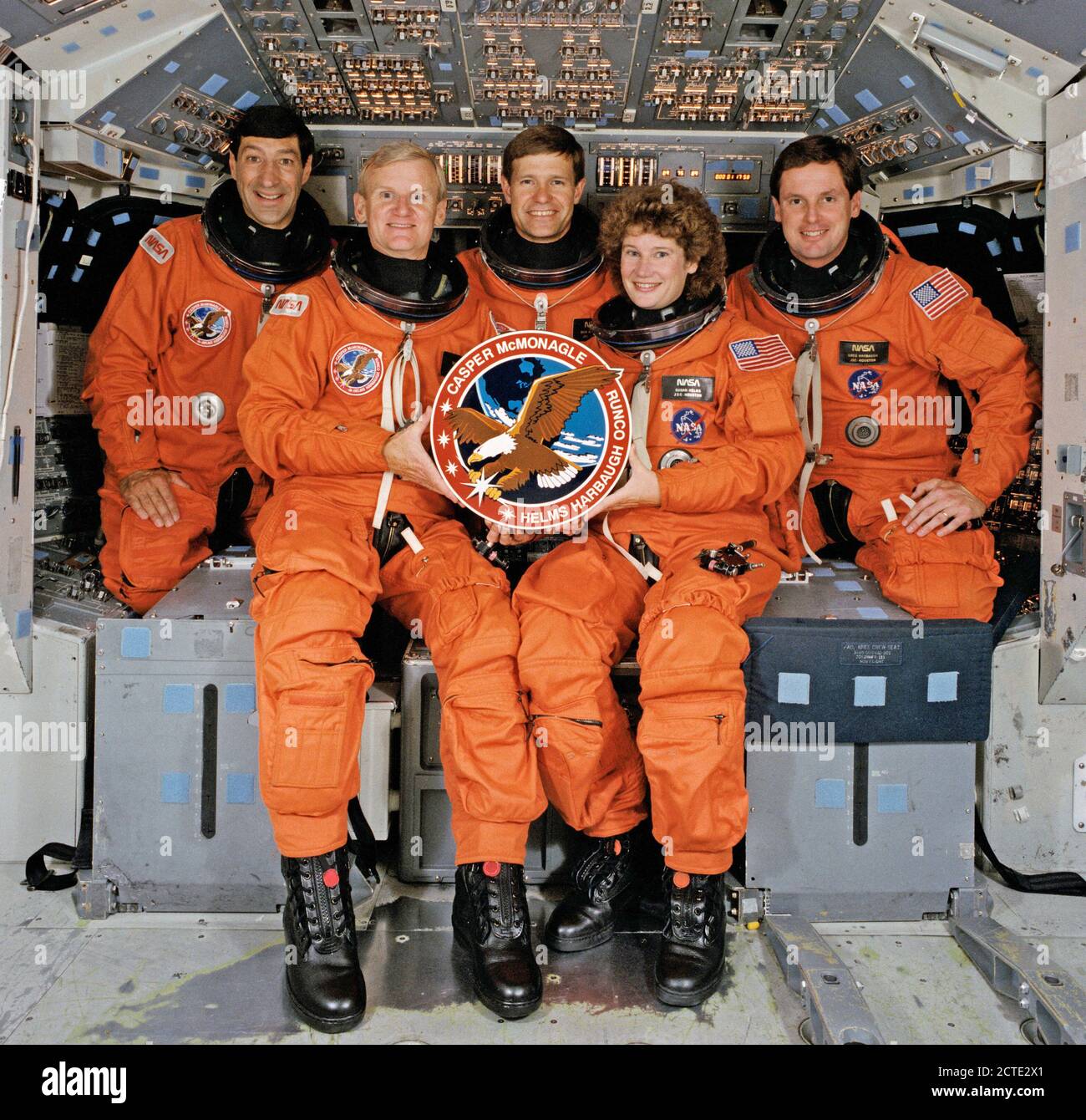 Space shuttle endeavour 1992 hi-res stock photography and images - Alamy