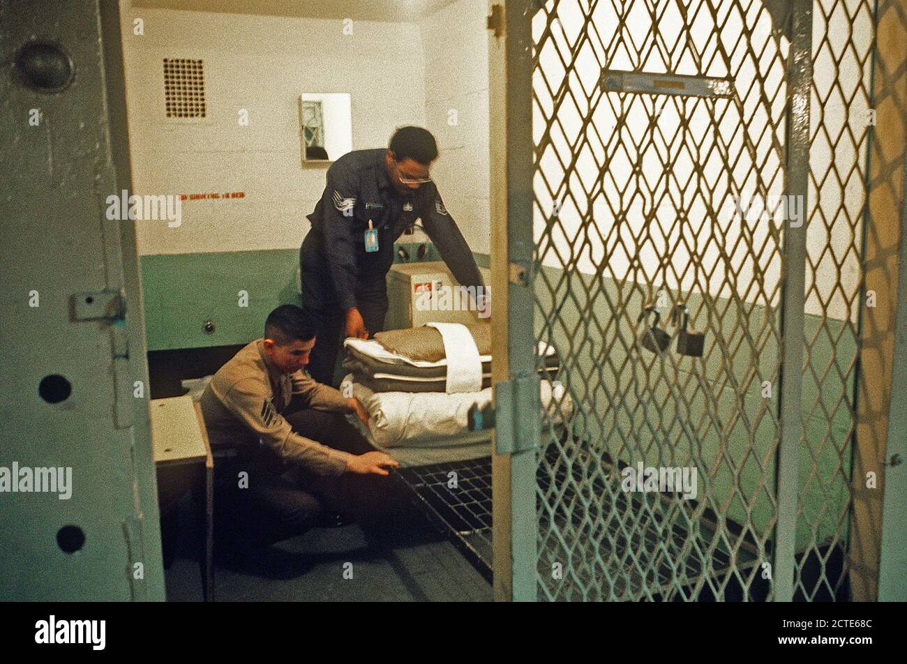1977 - A soldier and Marine inspect a 6-foot cell at the U.S. Disciplinary Barracks at Fort Leavenworth Stock Photo