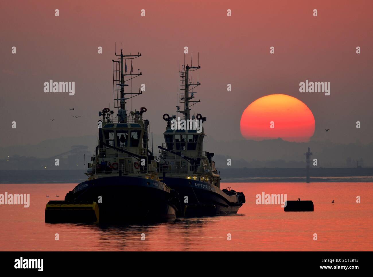 16/09/2020 River Thames Gravesend UK  Sunrise over Gravesend Reach. Svitzer Vidar and Bootle are moored awaiting another days work on the River Thames Stock Photo