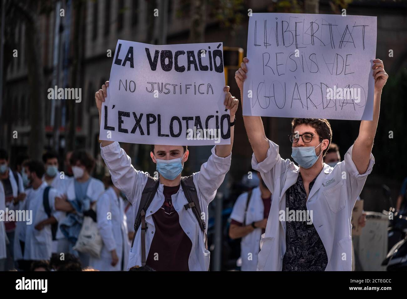 Barcelona, Spain. 22nd Sep, 2020. Resident internal doctors (MIR) are seen  showing placards criticizing the economic exploitation suffered by  MIRs.Second day of strike by Resident Internal Physicians (MIR) specialists  in training in