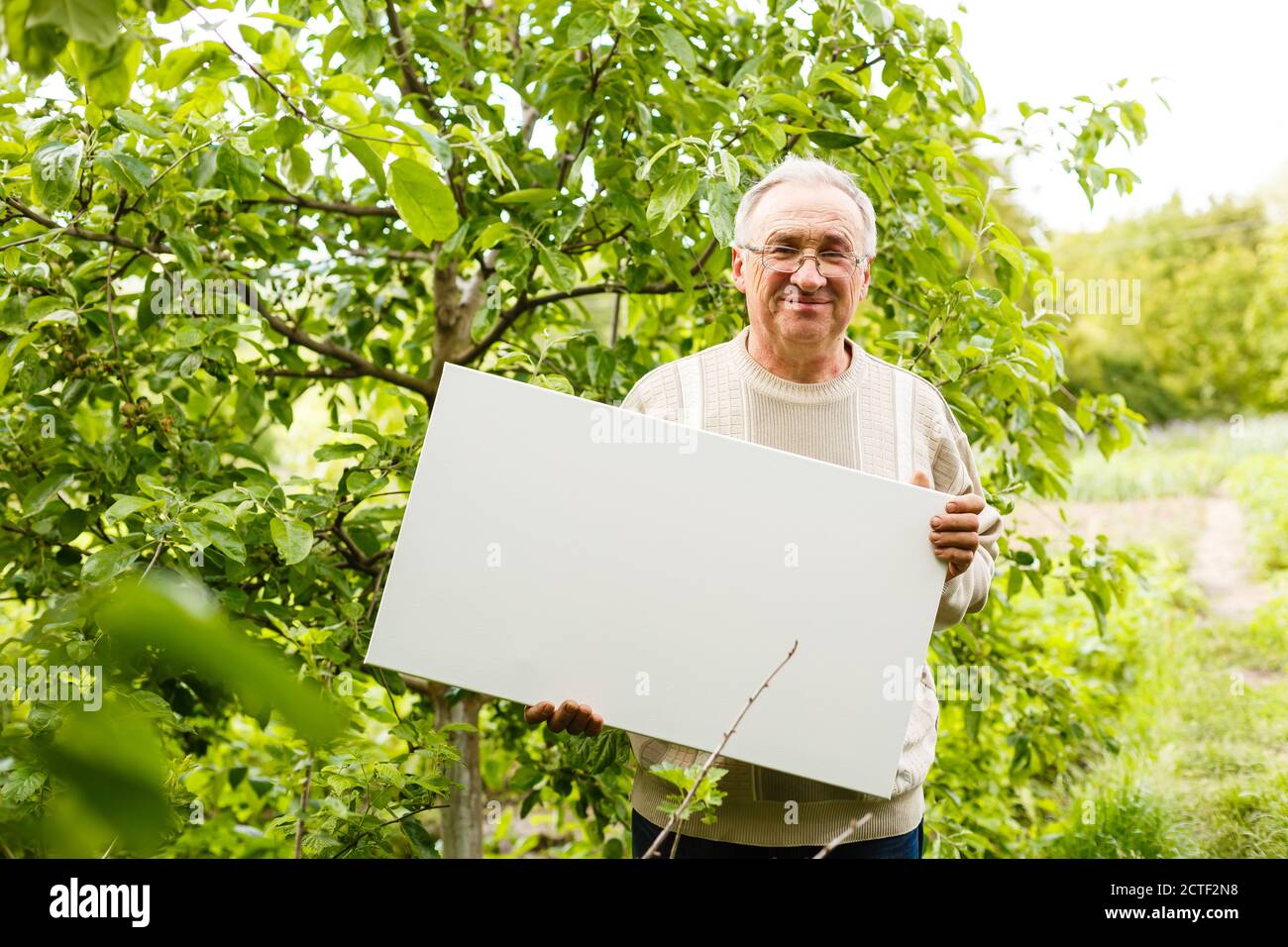 Elderly man painting canvas hi-res stock photography and images - Alamy