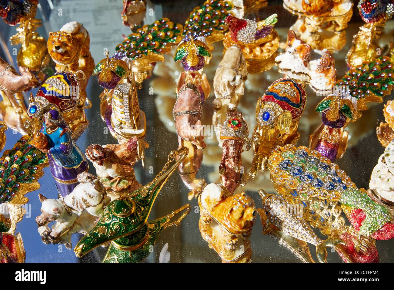 Ornaments shelf hires stock photography and images Alamy