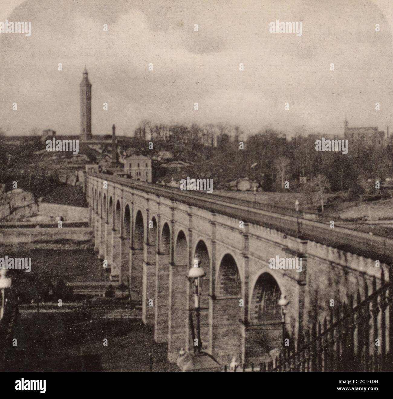 High Bridge (Croton Aqueduct), across Harlem River, from the East., 1900, New York (State), New York (N.Y.), New York, High Bridge (New York, N.Y Stock Photo