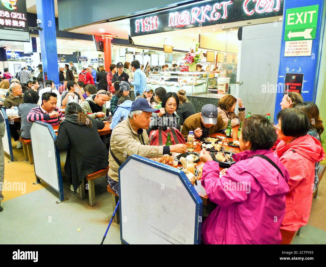 MANY PEOPLE SITTING TO EAT INSIDE THE FISH MARKET Stock Photo - Alamy