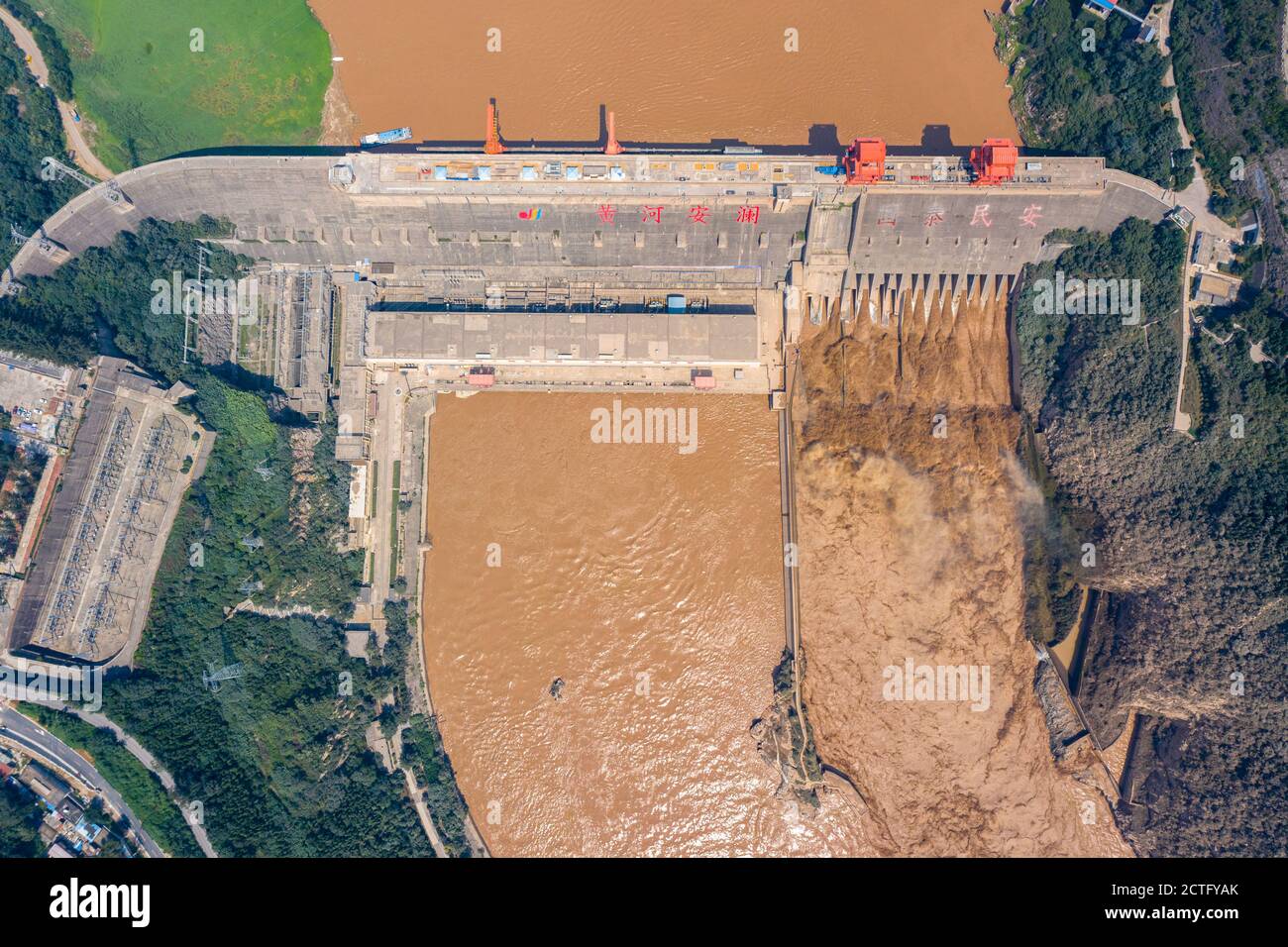 Aerial view of Sanmenxia Dam discharging water due to the flood peak at the upstream of the Yellow River in Yuncheng city, north China's Shanxi provin Stock Photo