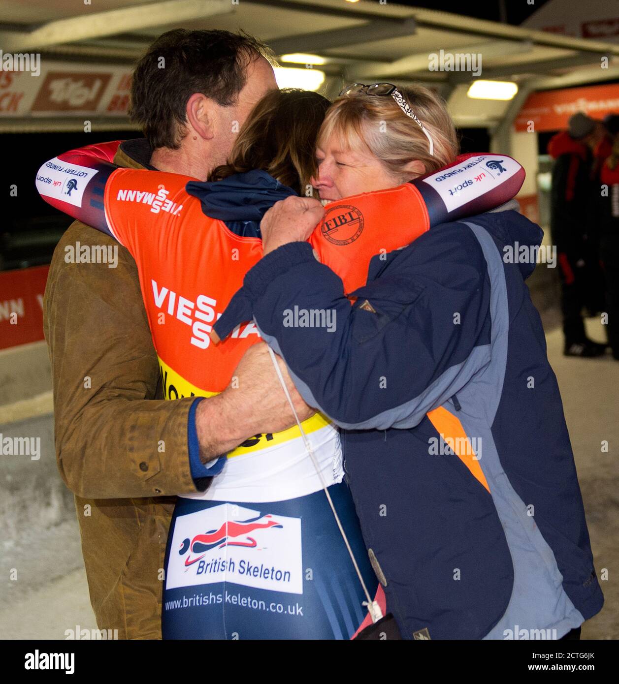 LIZZY YARNOLD CELEBRATES VICTORY WITH HER PARENTS CLIVE AND JUDITH. WORLD CUP SKELETON - IGLS, AUSTRIA. PICTURE CREDIT : © MARK PAIN / ALAMY Stock Photo