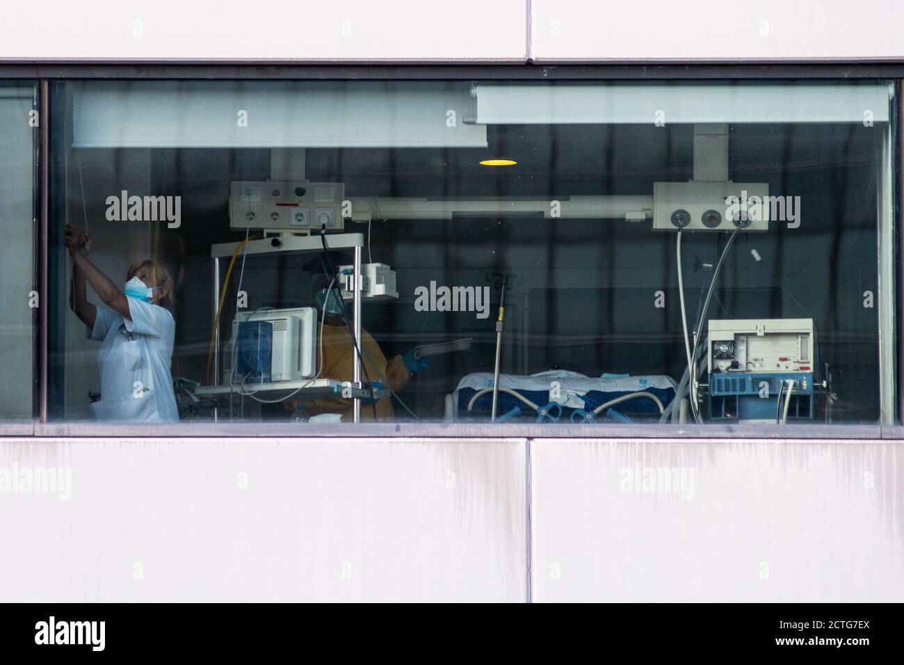 Hospital window icu hi-res stock photography and images - Alamy