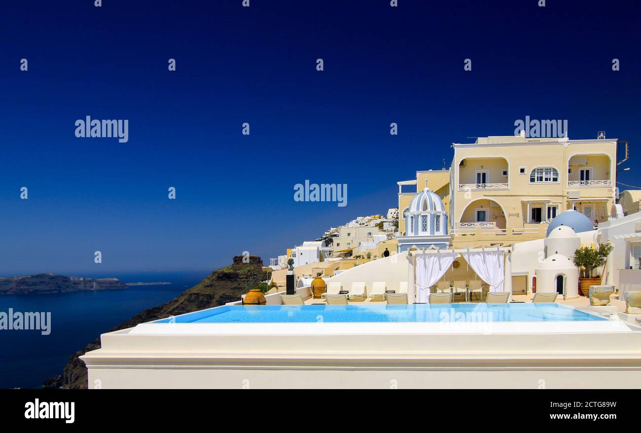 Pool with yellow houses in Firà, Santorin (Greece Stock Photo Alamy