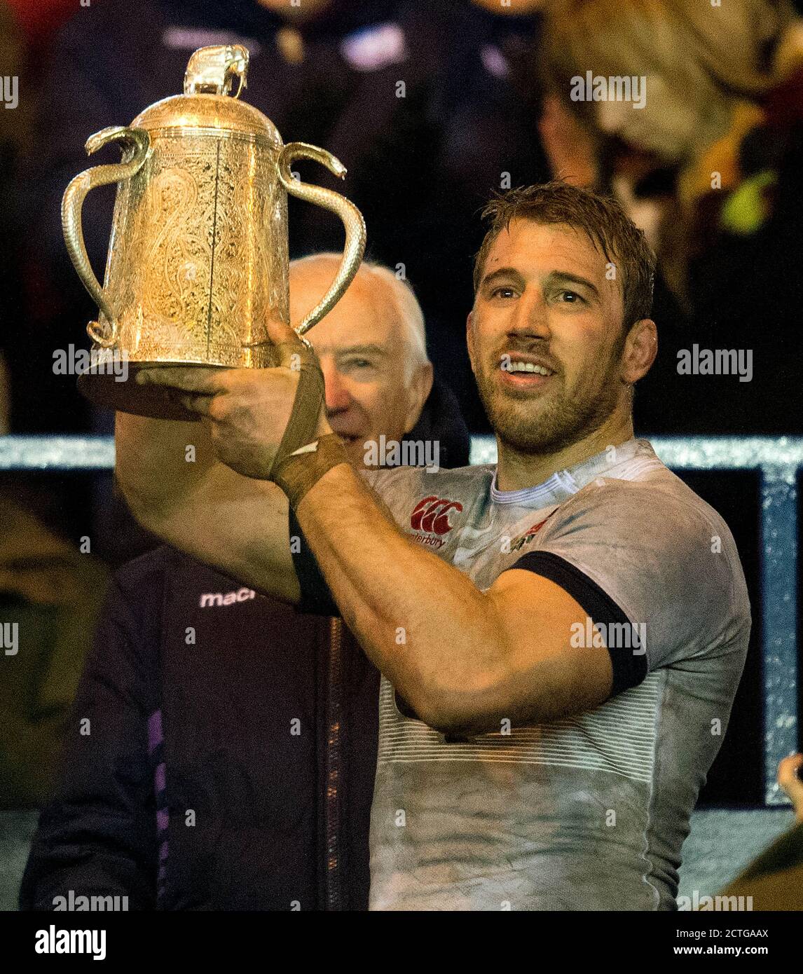 CHRIS ROBSHAW LIFTS THE CALCUTTA CUP AFTER A CONVINCING 20-0 VICTORY. SCOTLAND v ENGLAND, SIX NATIONS CHAMPIONSHIP, MURRAYFIELD. Picture :© MARK PAIN Stock Photo