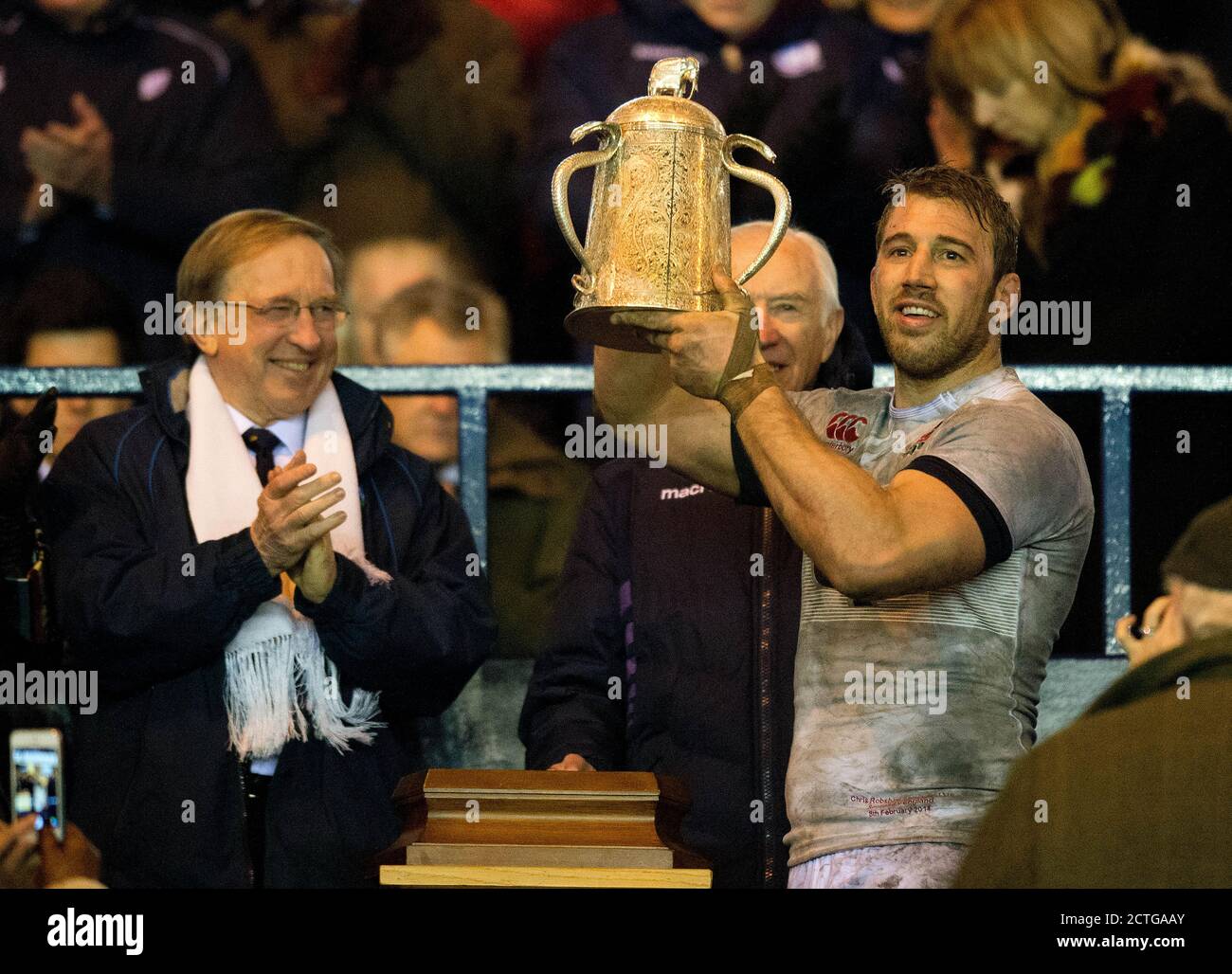 CHRIS ROBSHAW LIFTS THE CALCUTTA CUP AFTER A CONVINCING 20-0 VICTORY. SCOTLAND v ENGLAND, SIX NATIONS CHAMPIONSHIP, MURRAYFIELD. Picture :© MARK PAIN Stock Photo