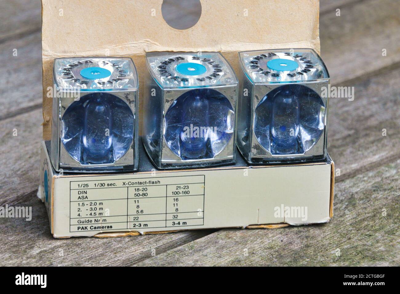 Sylvania flash cubes, disposable flashes according to the Vacu-Blitz ...
