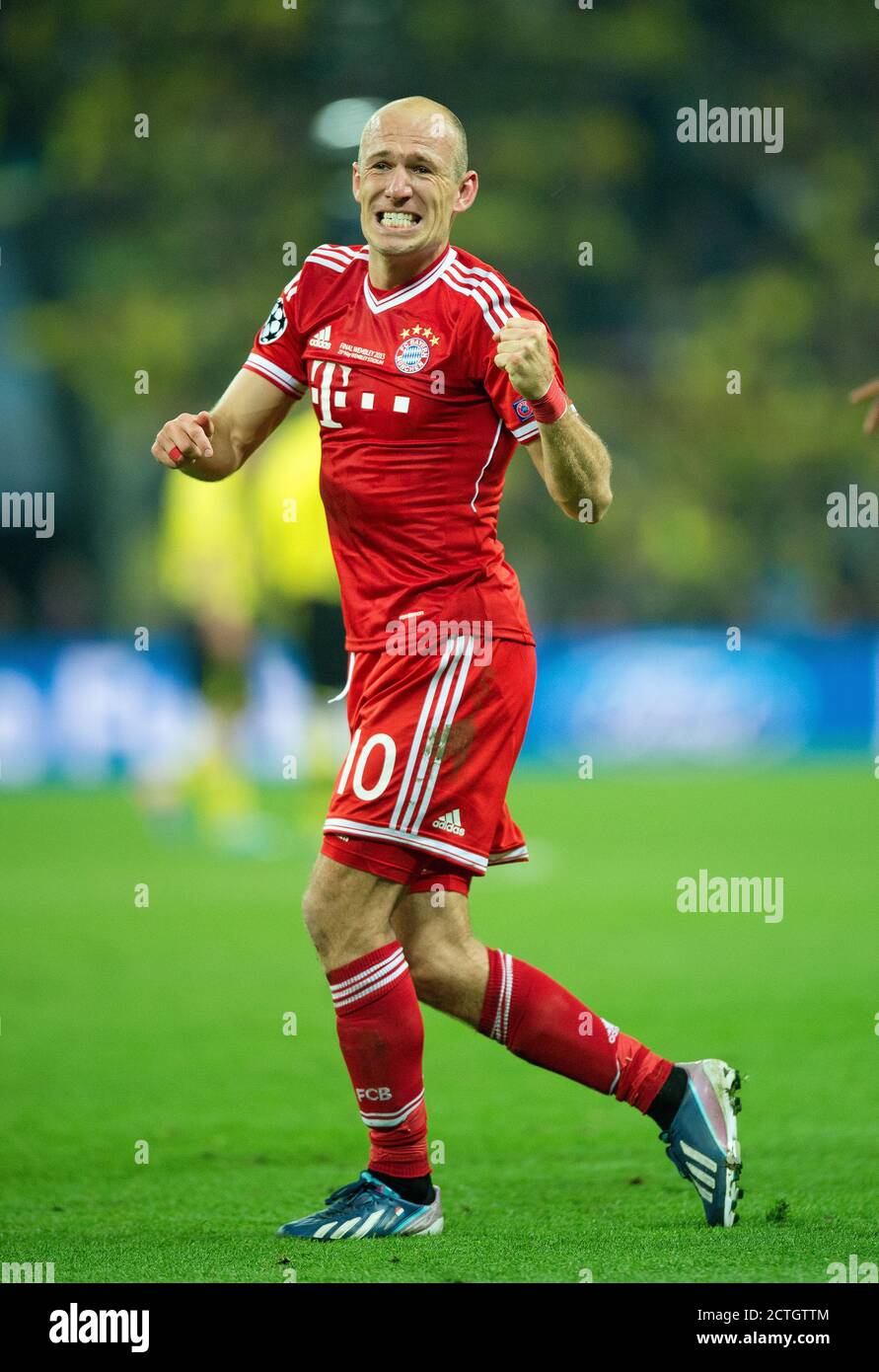 ARJEN ROBBEN CELEBRATES AT THE FINAL WHISTLE AFTER SCORING THE GOAL THAT WON THE CHAMPIONS LEAGUE FOR BAYERN. PICTURE CREDIT : © MARK PAIN / ALAMY Stock Photo
