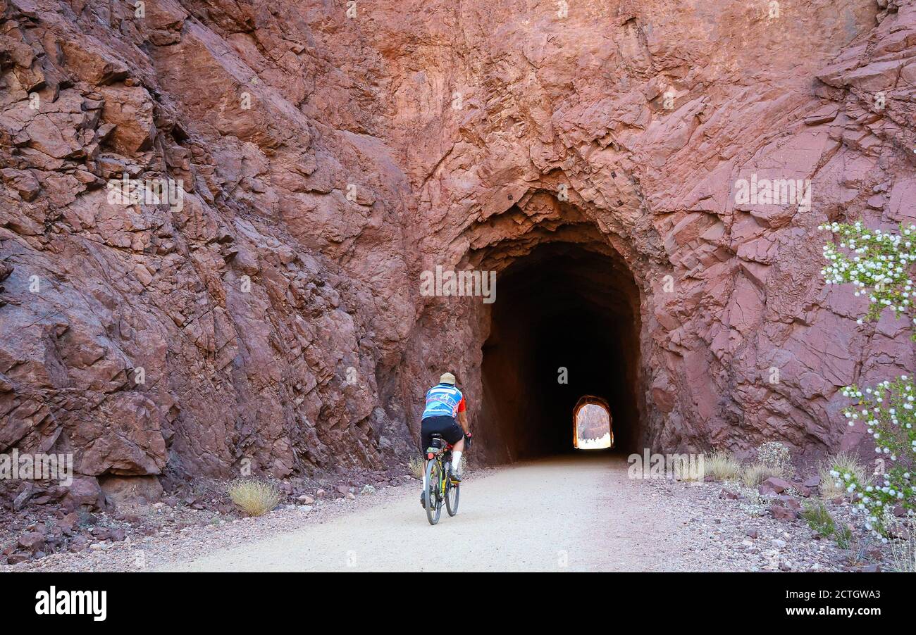 Railroad tunnels hires stock photography and images Alamy