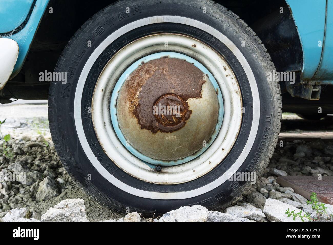 Split Screen Kombi Rims Detail of the rusty front wheel on an old Volkswagen Type 2 split ...