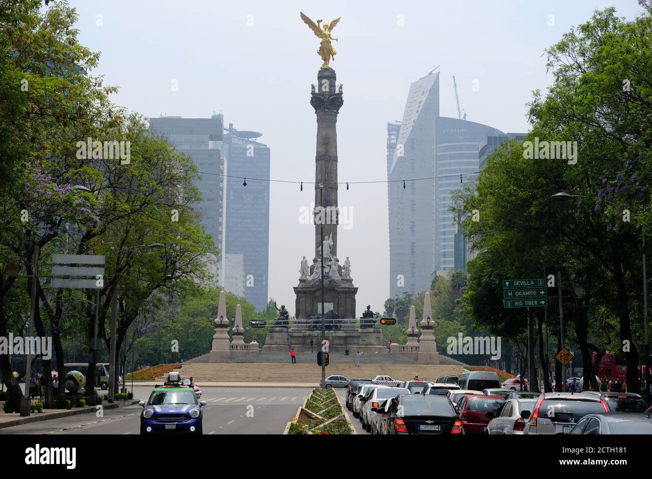 El Angel de la independencia tomado con drone luciendo su color oro con  reforma como fondo en la bella ciudad de mexico Stock Photo