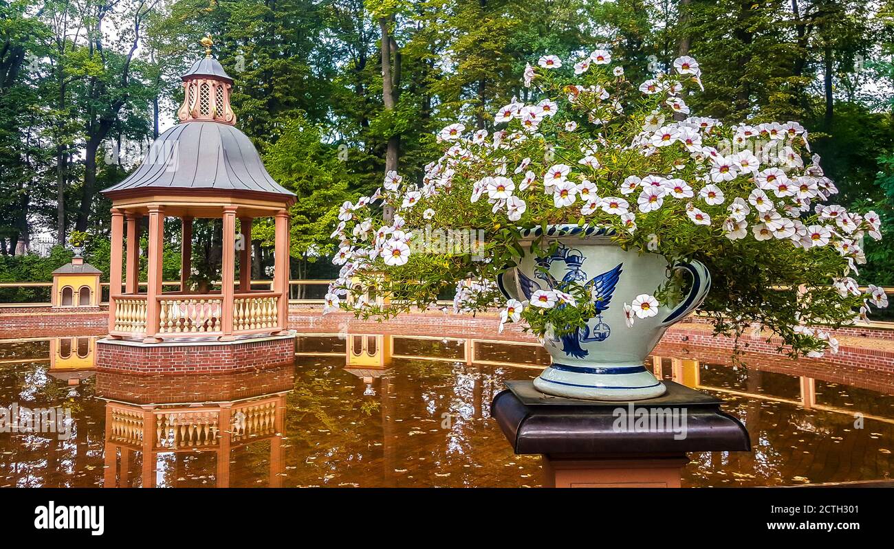 Gazebo and garden hi-res stock photography and images - Alamy