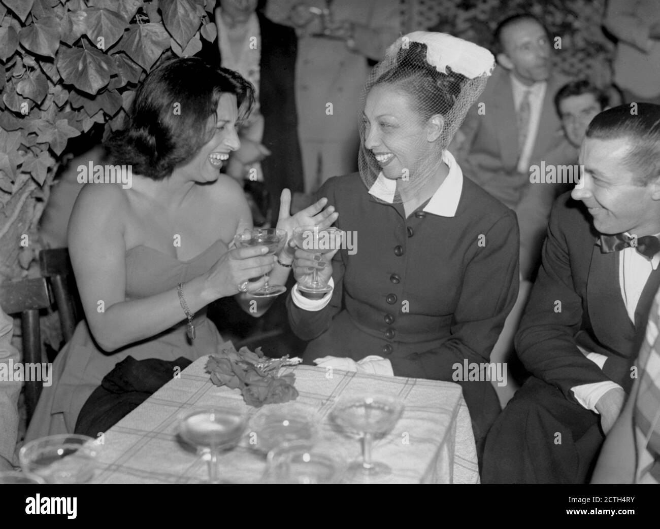 Actress Anna Magnani with singer Josephine Baker, Rome, 20 july 1948. --- Roma - 20 / 07 / 1948 Nella foto: L'attrice  Anna Magnani con la cantante Josephine Baker Stock Photo