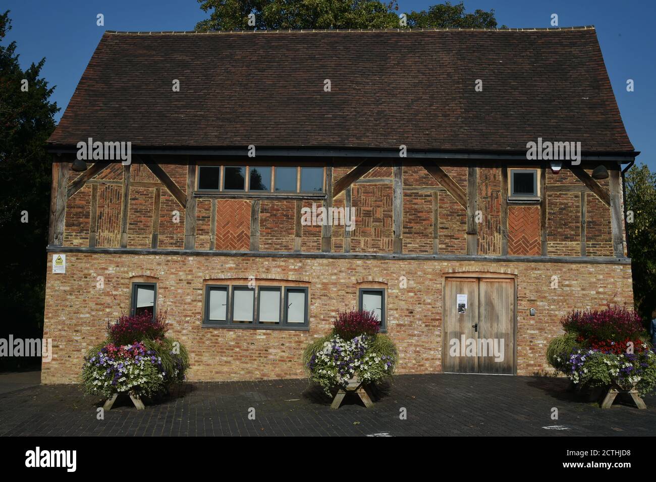 English barn wedding hi-res stock photography and images - Alamy