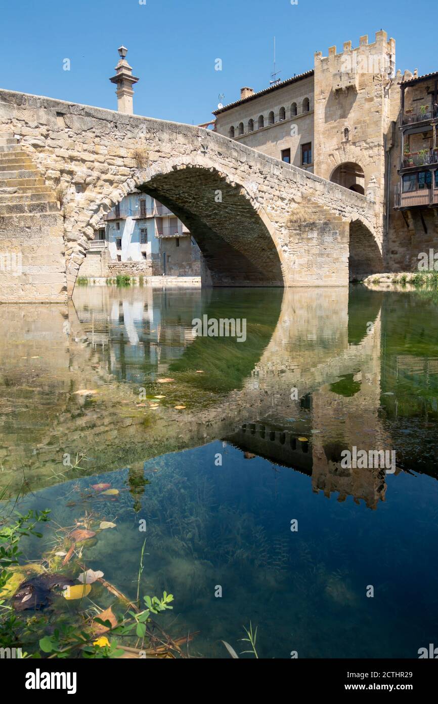 Medieval town of Valderrobres, in the province of Teruel, Aragon (Spain). The river Matarranya and the famous medieval bridge Stock Photo