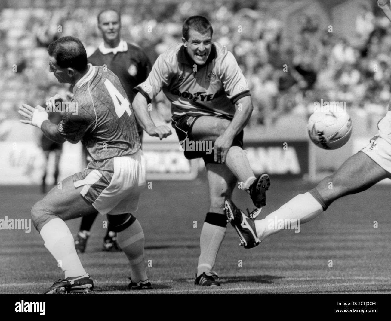 Wolverhampton Wanderers footballer Steve Bull scores goal against Bristol City. Wolverhampton Wanderers v Bristol City, 14 August 1993 Stock Photo