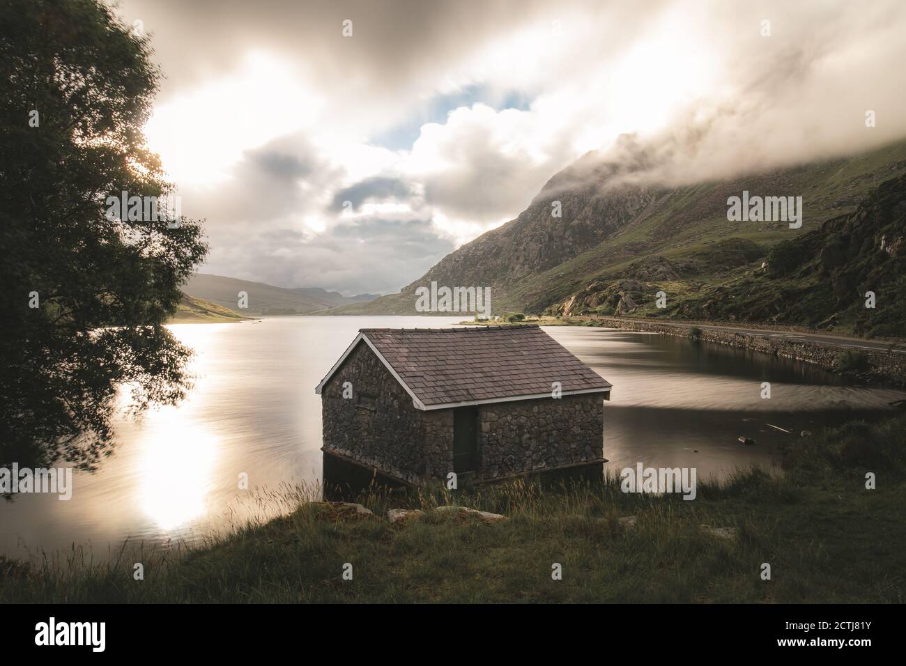 Llyn Ogwen boathouse situated in the mountains of Snowdonia, North Wales. Without doubt one of the most beautiful locations found in the Ogwen Valley Stock Photo