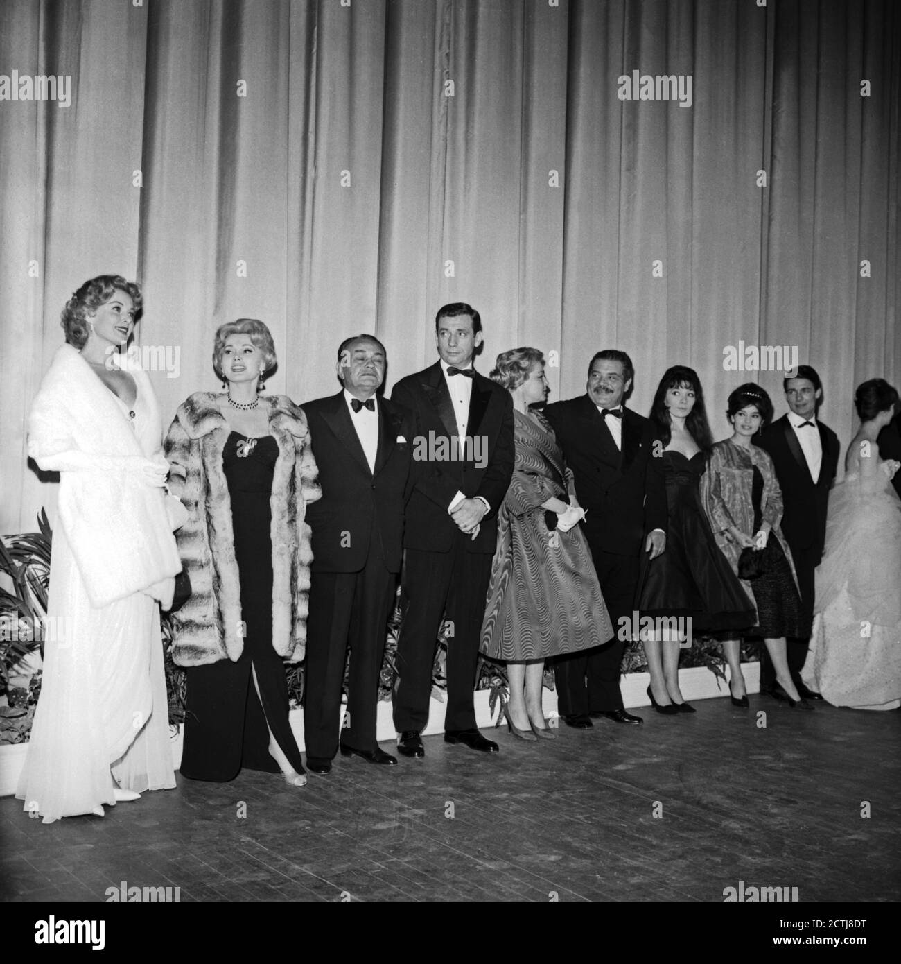 Rhonda Fleming, Zsa Zsa Gabor, Edward G. Robinson, Yves Montand, Simone  Signoret, Folco Lulli, Juliette Gréco, Pascale Petit, Anne-Marie Petit and  Jacques Charrier at 12th Cannes Film Festival (1959) --- Cannes (Francia),