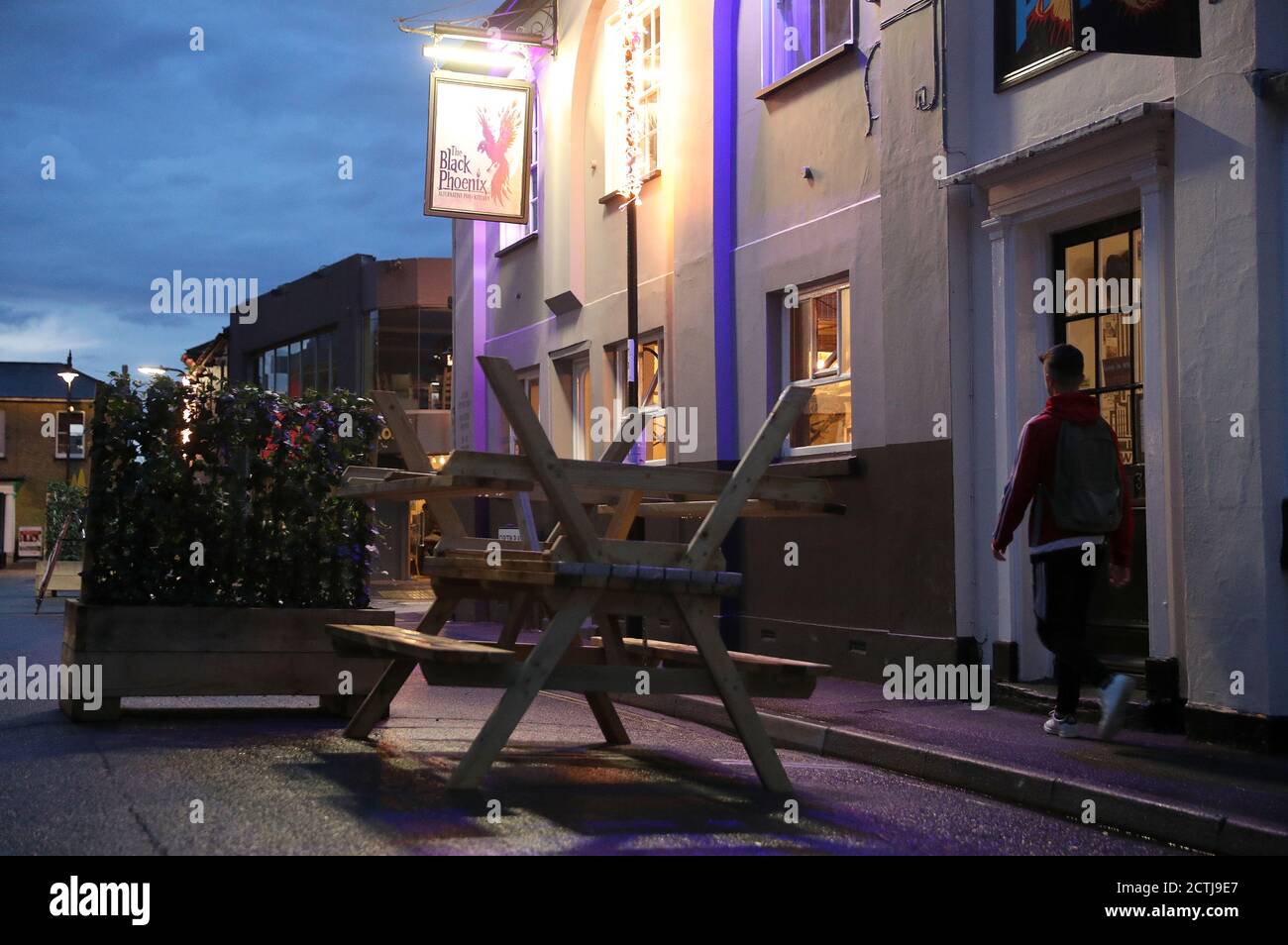 Pub closing time hires stock photography and images Alamy