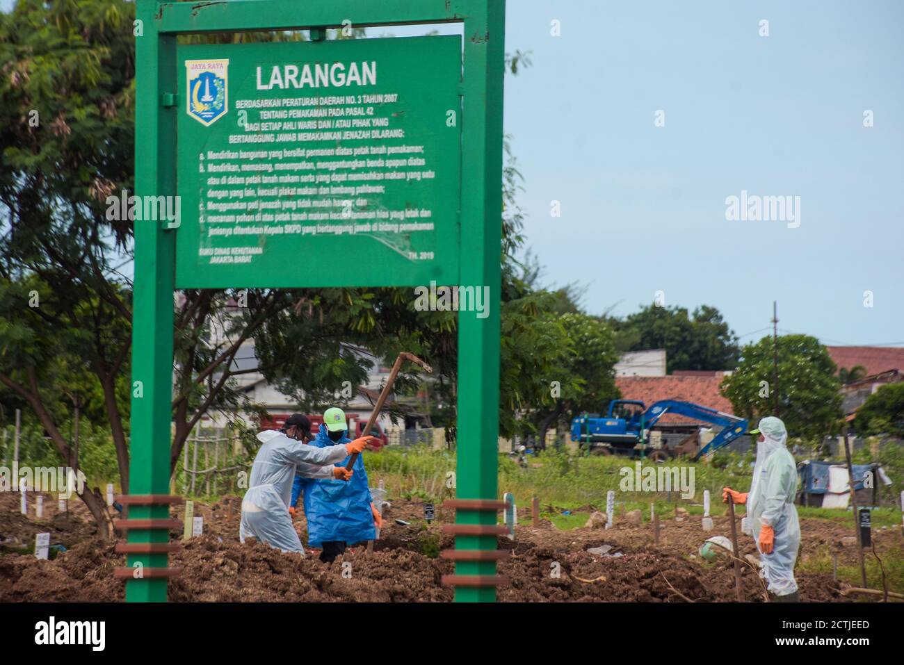 gravediggers prepare graves for coronavirus victims Stock Photo