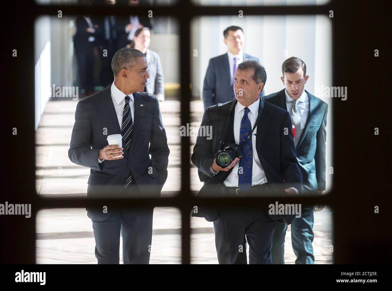 RELEASE DATE: September 18, 2020 TITLE: The Way I See It STUDIO: Focus Features DIRECTOR: Dawn Porter PLOT: Former Chief Official White House Photographer Pete Souza's journey as a person with top secret clearance and total access to the President. STARRING: President Barack Obama walks along the West Colonnade of the White House with Chief White House Photographer Pete Souza. (Credit Image: © Focus Features/Entertainment Pictures) Stock Photo