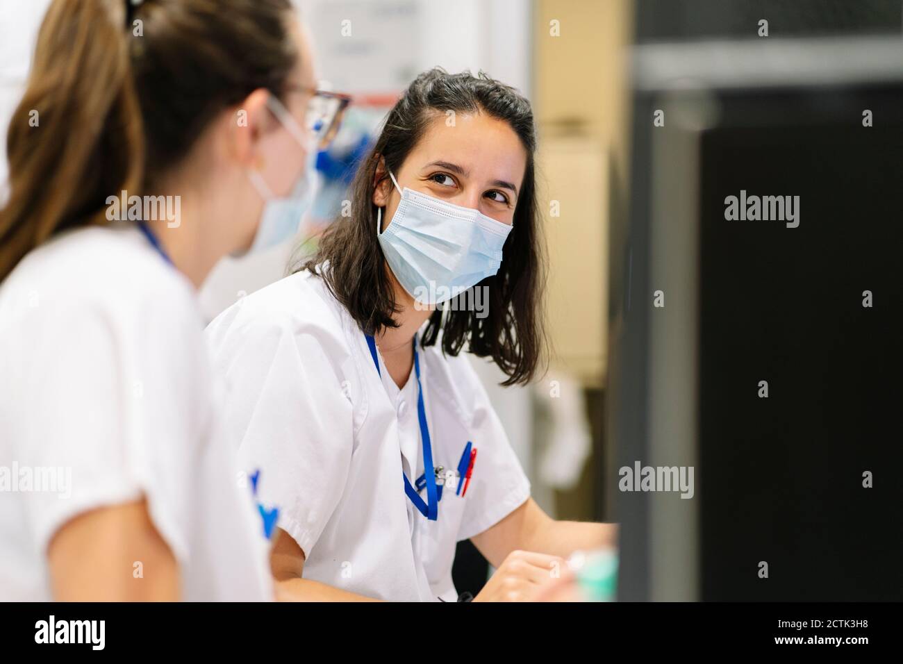 Hospital doctors masks hires stock photography and images Alamy