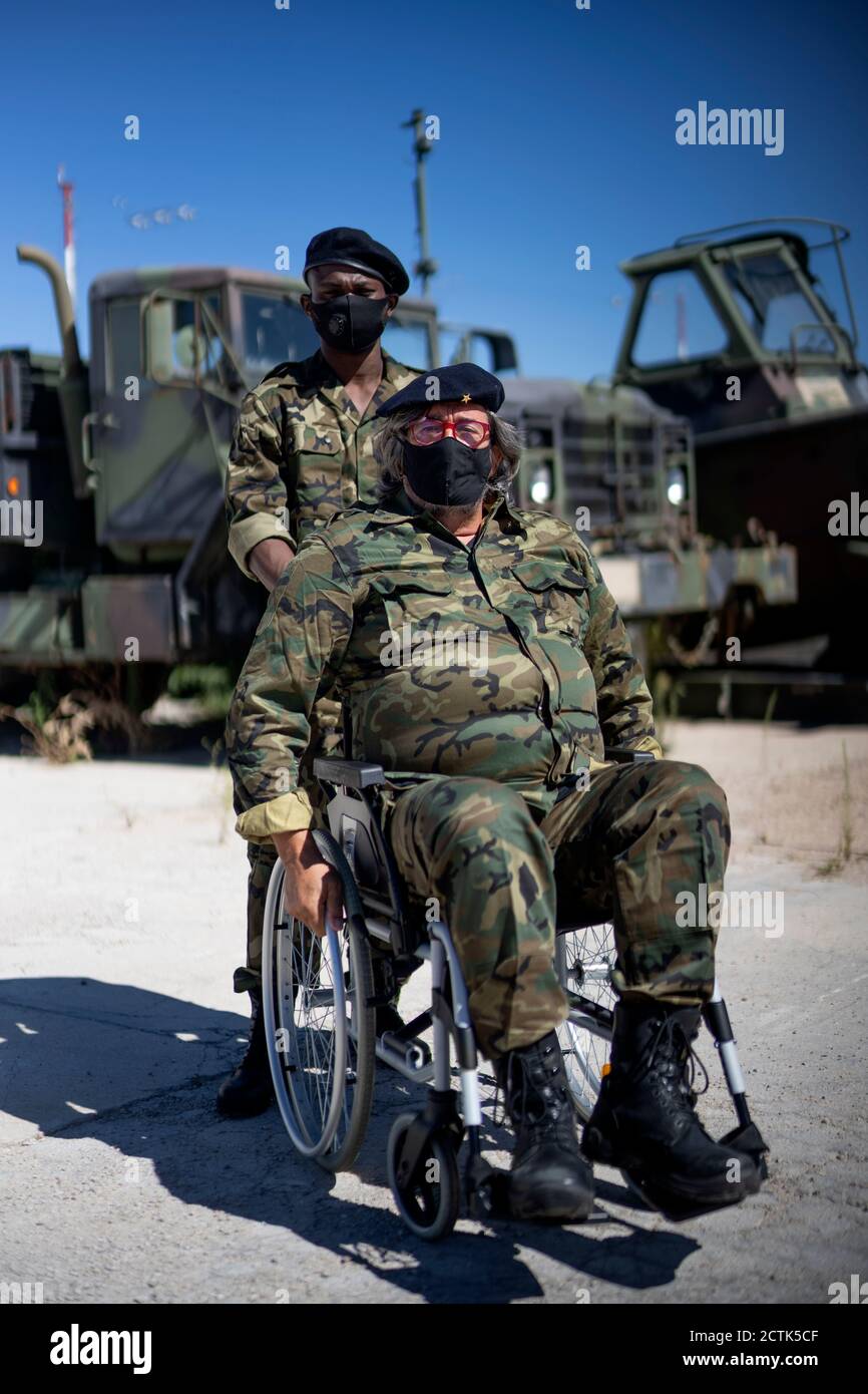 Army men wearing mask hi-res stock photography and images - Alamy