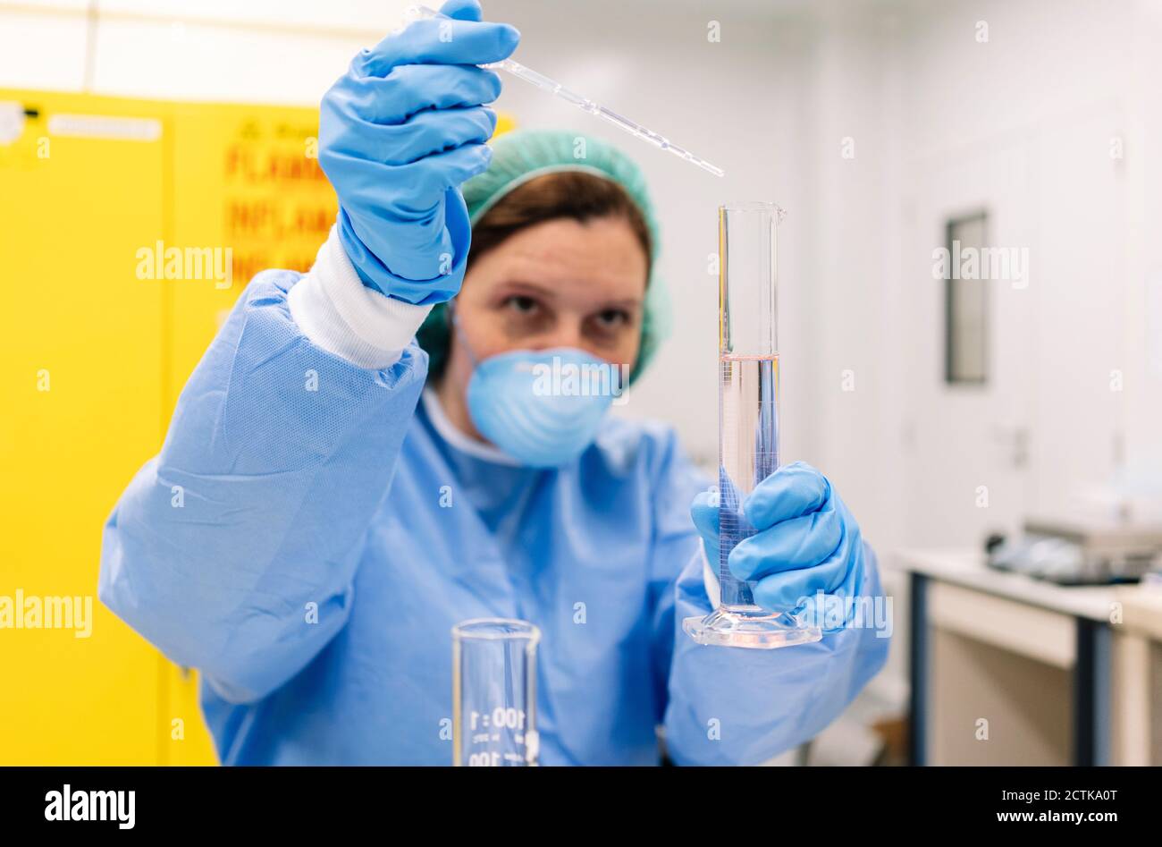 Graduated pipette hires stock photography and images Alamy
