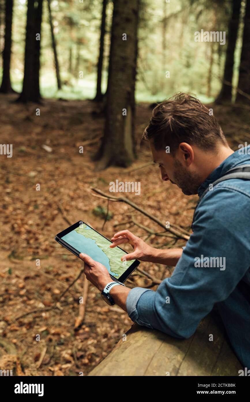 Male hiker map hi-res stock photography and images - Alamy