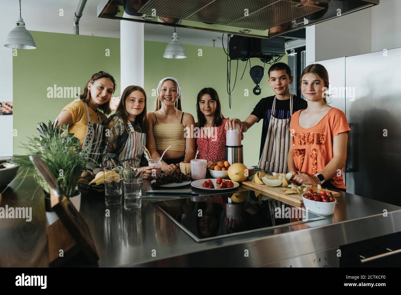 Healthy eating teenagers hi-res stock photography and images - Alamy
