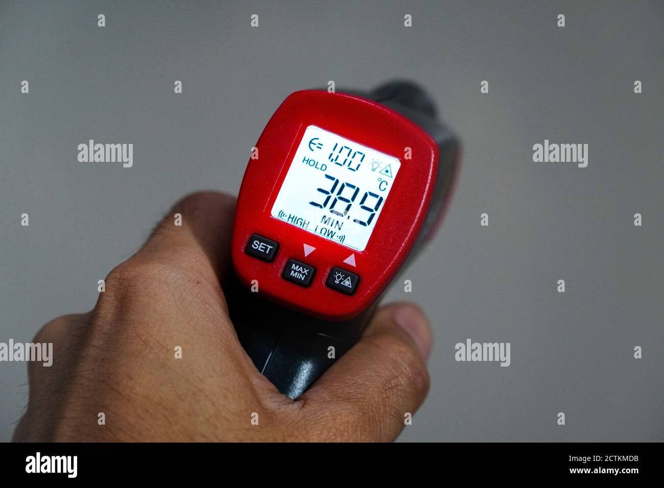 Medical electronic thermometer with high body temperature indicators