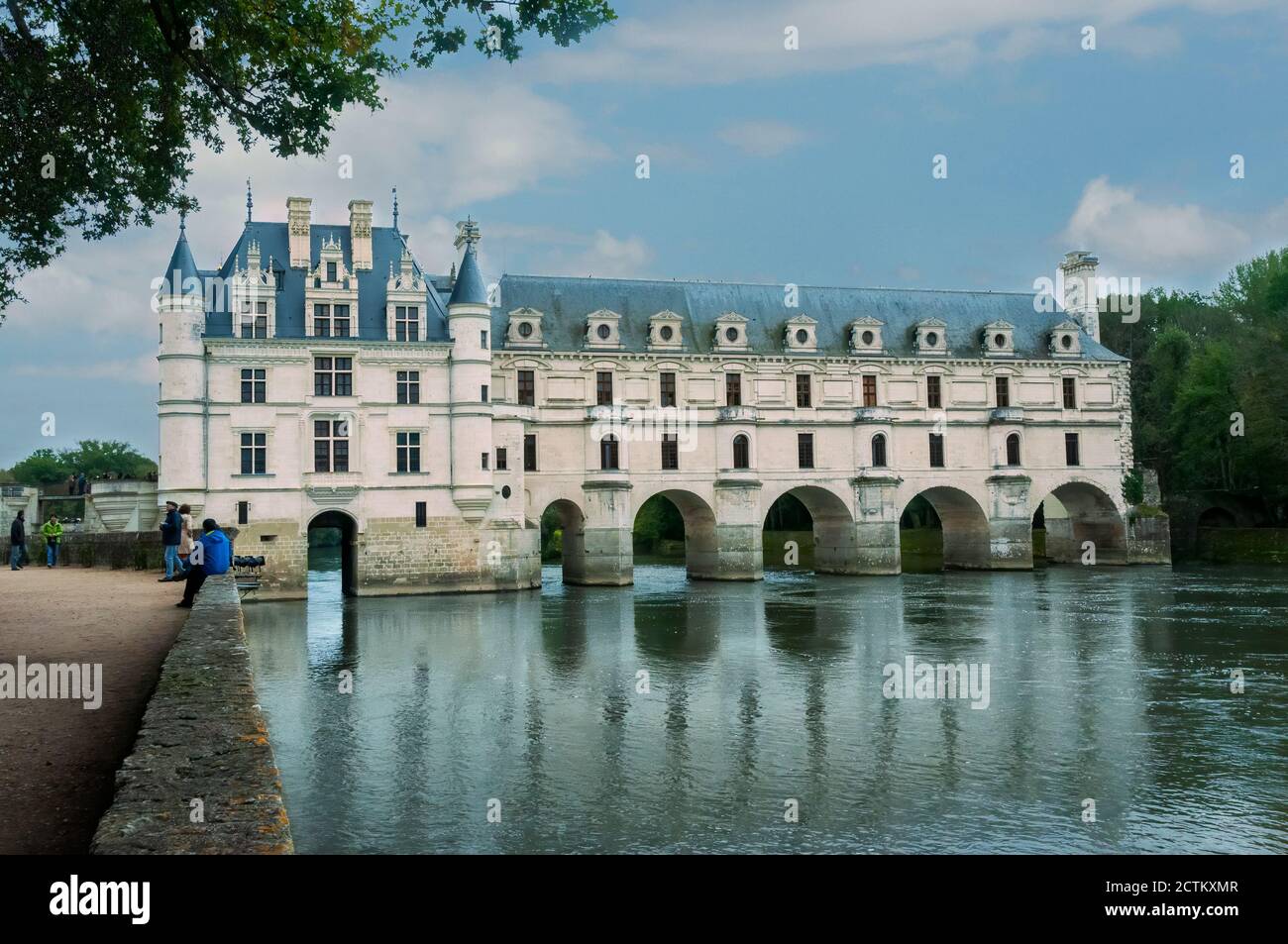 Chateau de chenonceau castle reflected in the water hi-res stock ...