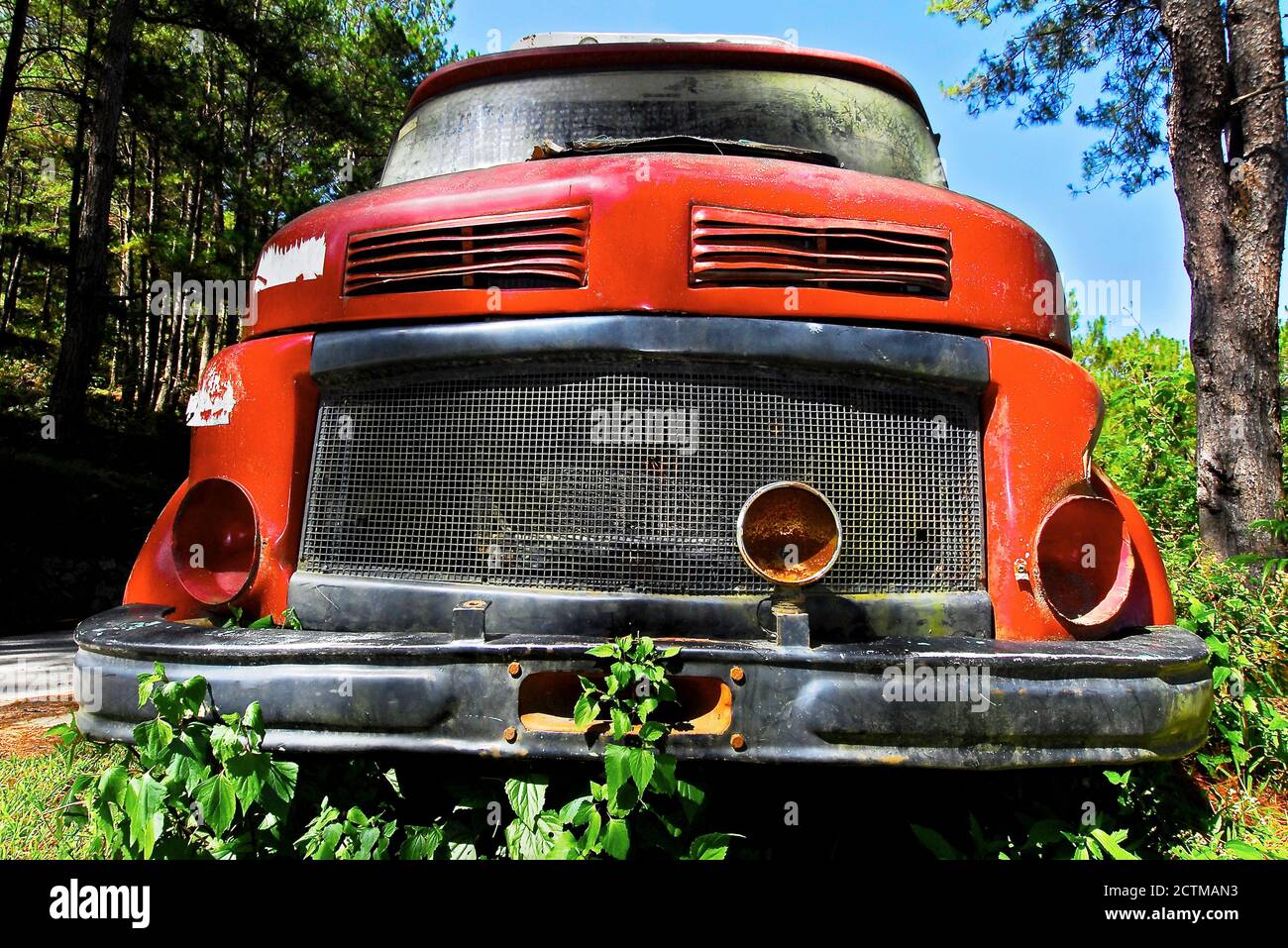 Abandoned old truck wreck hi-res stock photography and images - Alamy