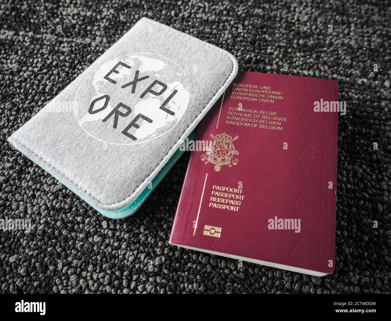 Automatisch Beven laden Belgian passport and inspirational passport cover with the quote 'Explore'  on a dark background Stock Photo - Alamy