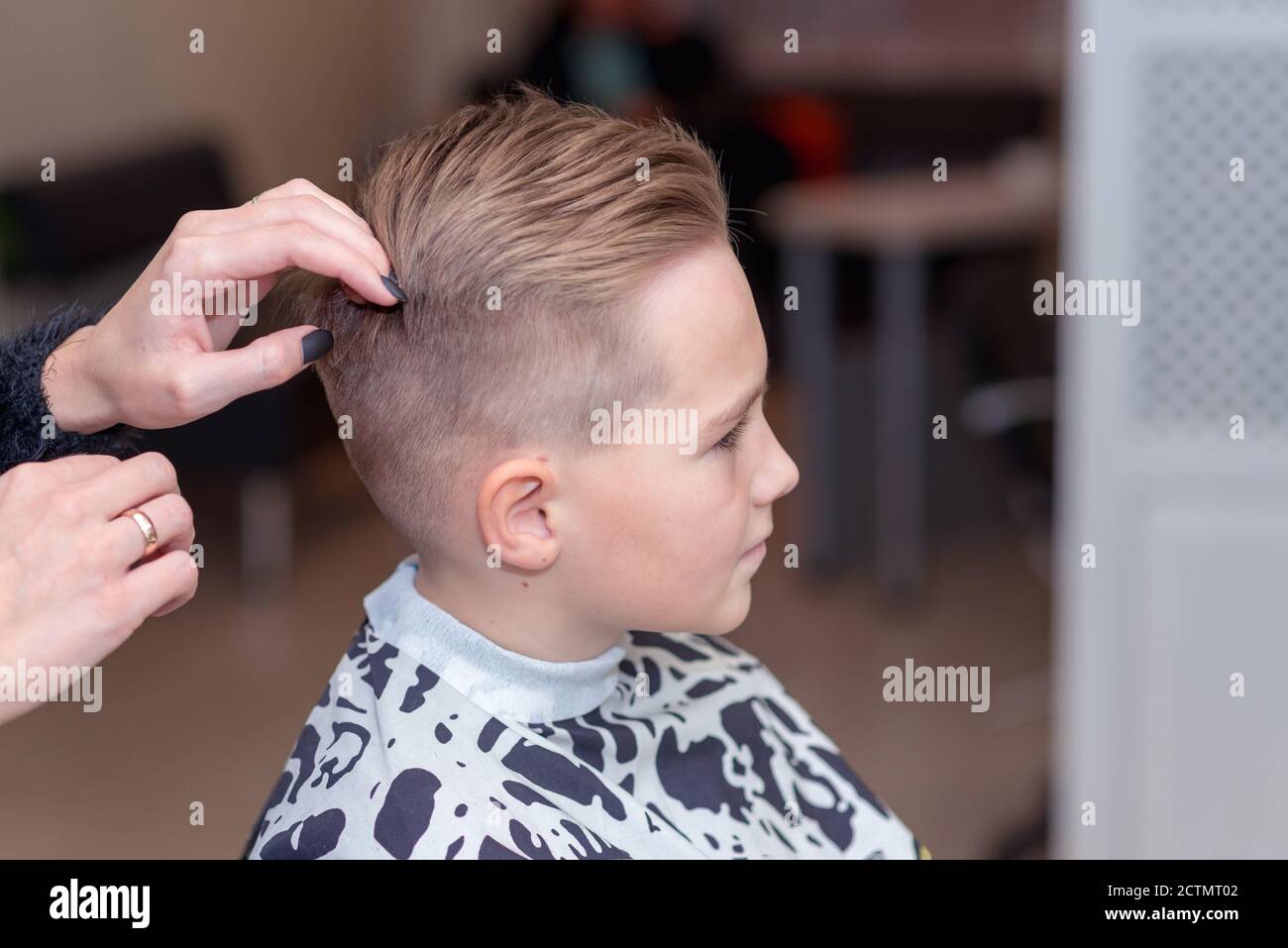 Side view Nice european boy getting hairstyle in makes a hairstyle for a boy Stock Photo - Alamy Side view Nice european boy getting hairstyle in makes a hairstyle for a boy Stock Photo - Alamy