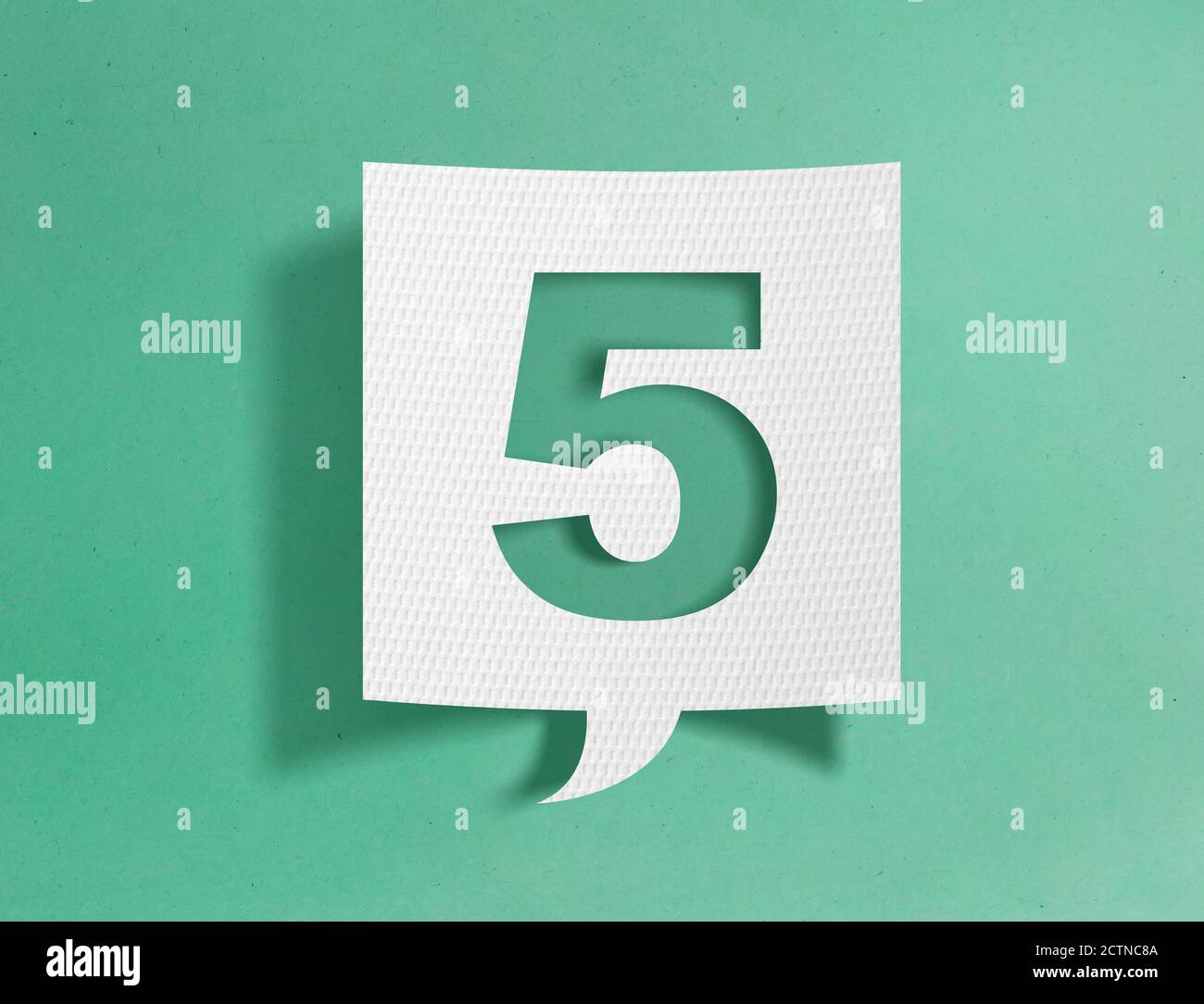 Speech bubble with number 5 on green background Stock Photo - Alamy