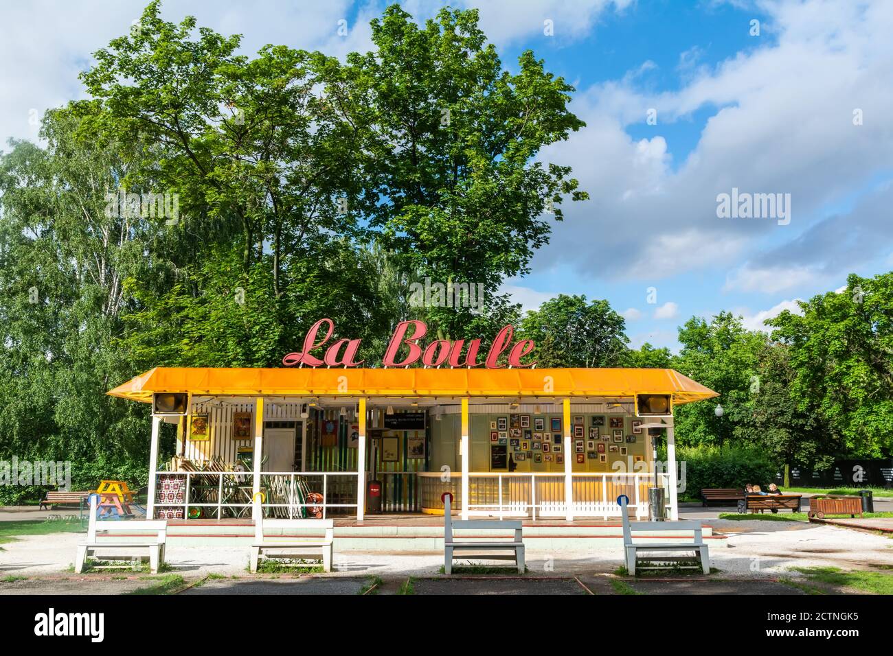 Moscow, Russia – July 3, 2017. La Boule verandah bar at Gorky Park in Moscow. Exterior view in summer. Stock Photo