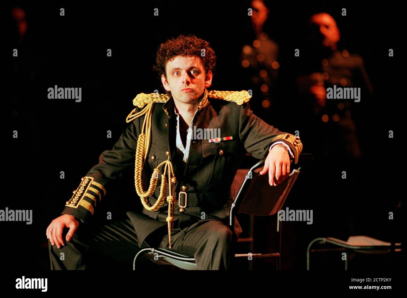 Michael Sheen (King Henry V) in HENRY V by Shakespeare at the Royal Shakespeare Company (RSC), Royal Shakespeare Theatre, Stratford-upon-Avon, England  11/09/1997  design: Ashley Martin-Davies  lighting: Peter Mumford  director: Ron Daniels Stock Photo