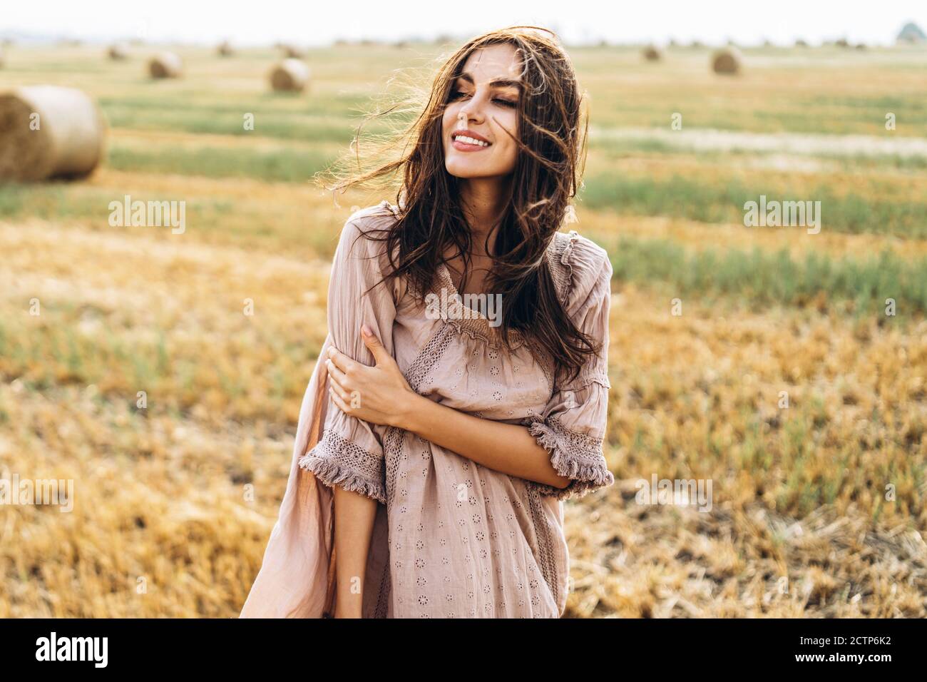 Beautiful young girl with long hair in sunnglasses and straw hat posing ...
